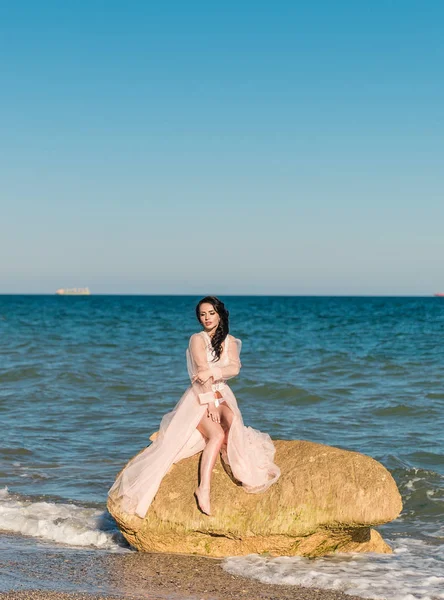 Sahilde poz lüks elbiseli romantik güzel gelin.