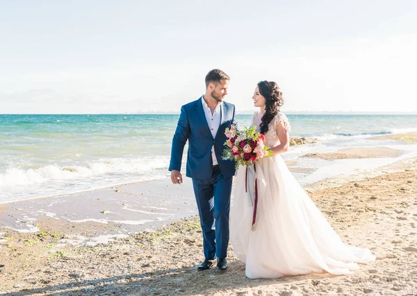 Novia y novio en la ceremonia de boda cerca del mar — Foto de Stock