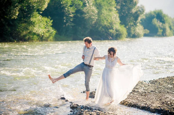 ヴィンテージの結婚式のカップル、驚くべき山で豪華な式典 — ストック写真