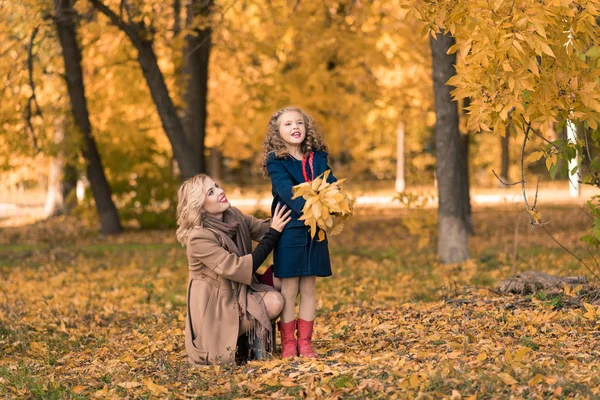 Gelukkige familie moeder en kind dochter op herfstwandeling — Stockfoto
