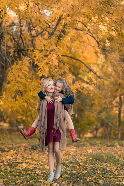 Famiglia felice con bambini in autunno foglia d'arancio all'aperto — Foto Stock