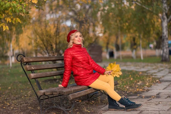 Porträtt av vacker flicka på bakgrunden gula blad — Stockfoto