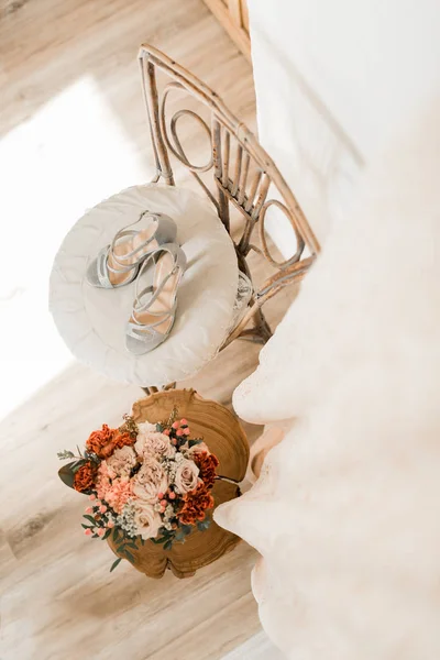 Wedding shoes and wedding bouquet on the chair — Stock Photo, Image