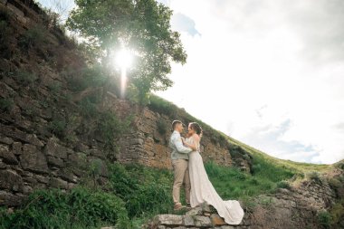 Mutlu gelin ve damat düğün günlerinde.