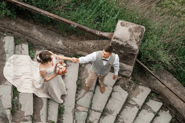 Couple de mariage, marié et mariée près de l'arche de mariage — Photo