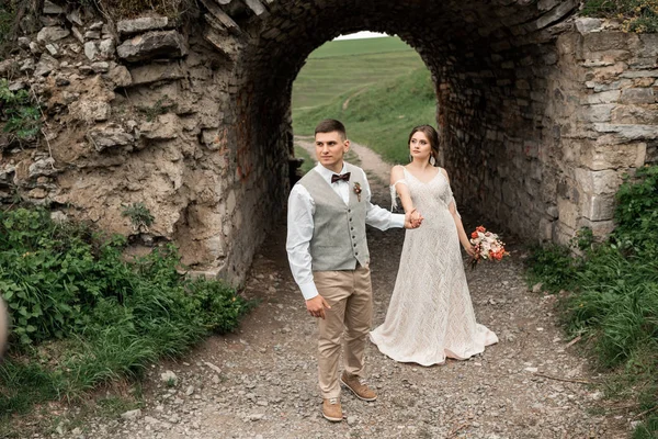 Couple de mariage, marié et mariée près de l'arche de mariage — Photo