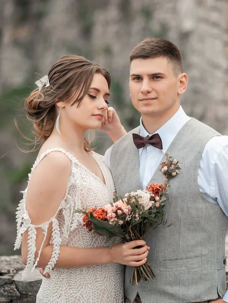 Mutlu gelin ve damat düğün kucaklaşmalarında.