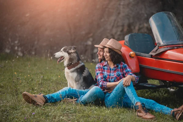 Masculino feminino com cão husky se divertindo nas férias de verão . — Fotografia de Stock