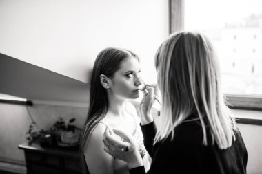 Güzel gelin açık havada. Düğün saç ve makyaj.