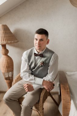 Damat sabah düğün töreni için hazırlanıyor.