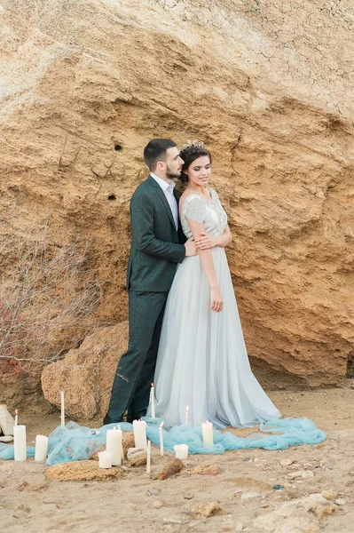 Casamento casal, noivo e noiva em vestido de noiva perto do mar à beira-mar — Fotografia de Stock