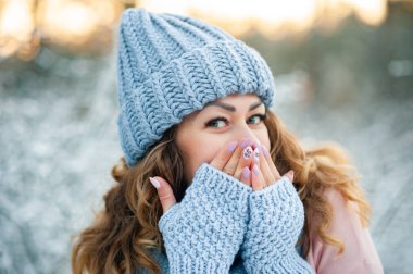 Genç kadın kışın kar dünyasının tadını çıkarıyor