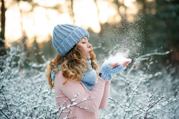 Jeune femme profiter d'un monde de neige en hiver — Photo