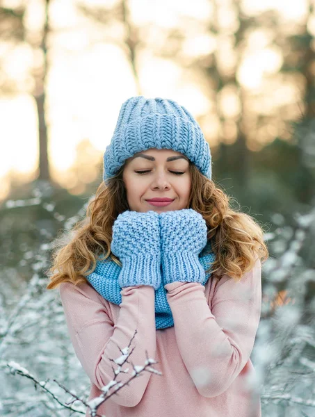 Jovem mulher desfrutar de um mundo de neve no inverno — Fotografia de Stock