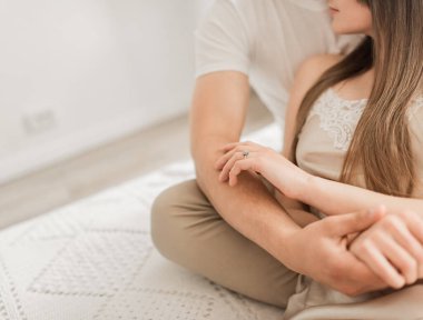 Oteldeki adam ve kadın yataktalar. Sevgi dolu bir çift. Düğün sabahı. Sevişmek. Sevgililer sarılıyor. Bir erkekle kadın arasındaki ilişki..