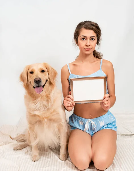 Golden retriever perro y propietario con inscripción de letras de pizarra blanca en el interior de casa — Foto de Stock