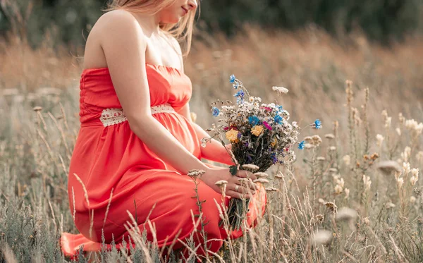 Jonge Zwangere Vrouw Buiten Met Bloemen Het Weitje Zwanger Meisje — Stockfoto