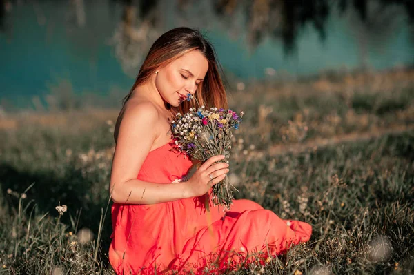Jolie Femme Enceinte Extérieur Avec Des Fleurs Sur Prairie Portrait — Photo