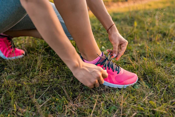 Caminhante feminina ou corredor pé e esporte sapatos fazendo treino ao ar livre. — Fotografia de Stock