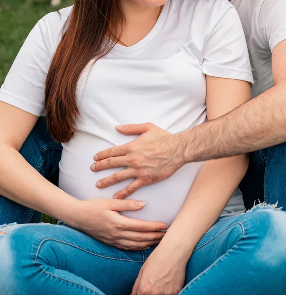 Όμορφη Μελαχρινή Έγκυος Γυναίκα Άσπρα Μπλουζάκια Τον Άντρα Της Έγκυος — Φωτογραφία Αρχείου