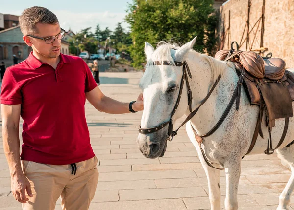 Fechar Macho Com Cavalo Fundo Das Ruas Cidade Homem Feliz — Fotografia de Stock