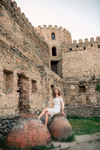 Gekruld Meisje Vrouw Witte Kleren Oude Stad Reisconcept Mooi Meisje — Stockfoto