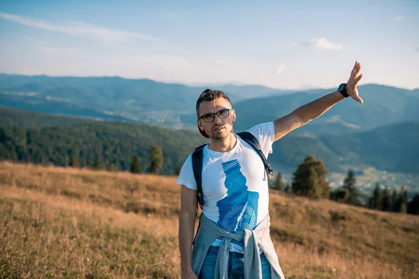 Молодий Чоловік Сумкою Подорожей Піку Гірського Краєвиду Кавказу Чоловіки Подорожують — стокове фото