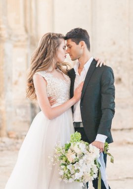 Gelin ve damat eski katedralin düğün töreninde.