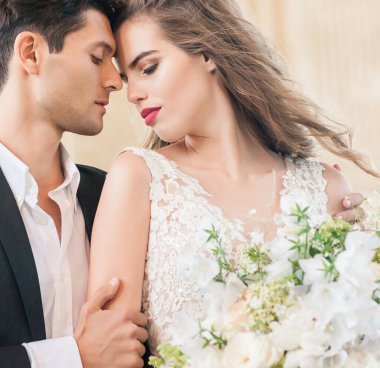 Gelin ve damat eski katedralin düğün töreninde.