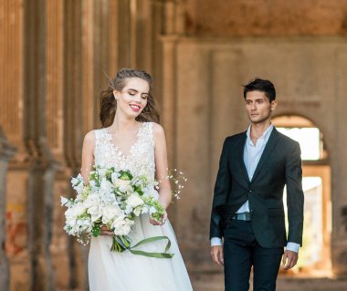 Gelin ve damat eski katedralin düğün töreninde.