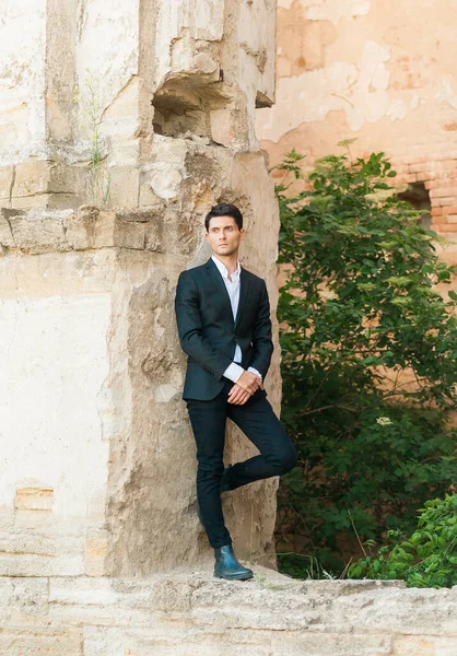 Damat sabah düğün töreni için hazırlanıyor..