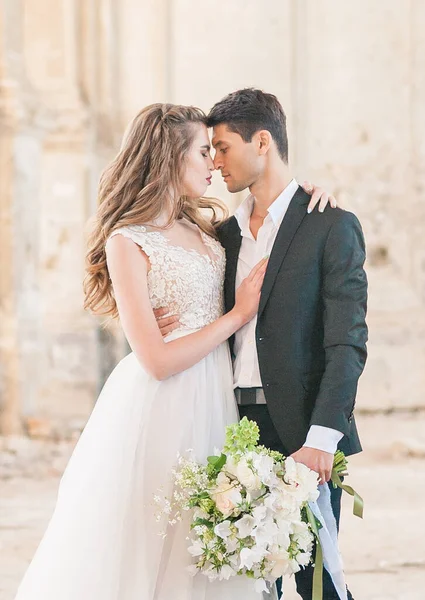 Gelin ve damat eski katedralin düğün töreninde.