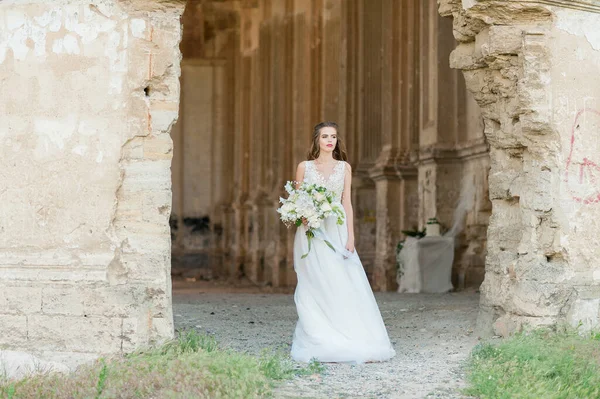 Yakın plan Güzel Gelin Portresi Makyajı, düğün saç stili, gelinlik