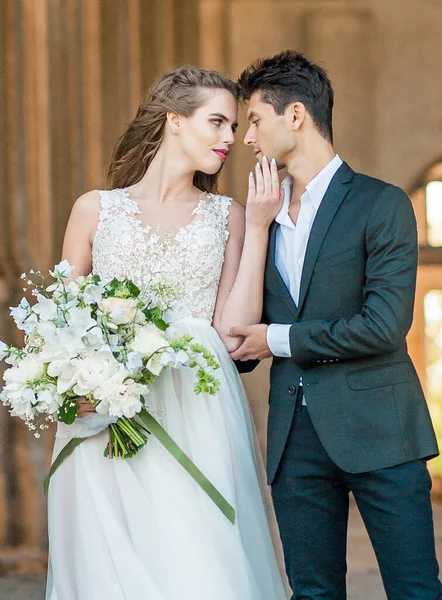 Gelin ve damat eski katedralin düğün töreninde.