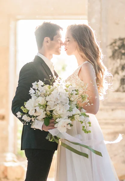 Mariée et marié à la cérémonie de mariage près de l'ancienne cathédrale — Photo