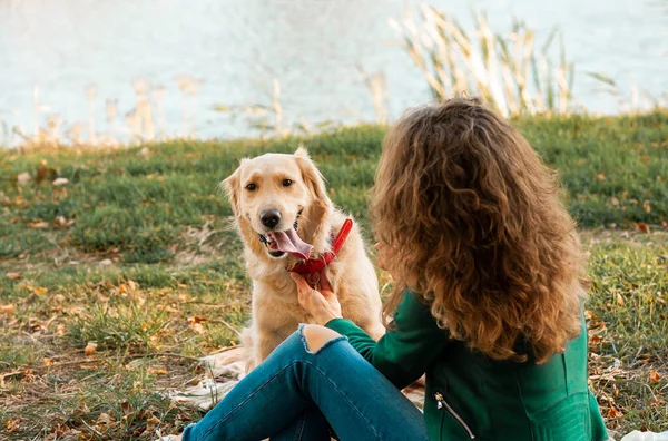 Portret Kręconej Młodej Kobiety Przytulającej Swojego Psa Golden Retrievera Jesiennym — Zdjęcie stockowe