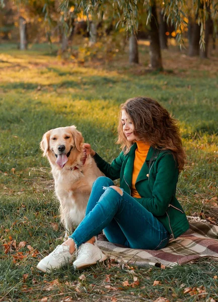 Счастливая Женщина Отдыхает Своей Собакой Золотистой Ретривер Девушка Наслаждается Свежем — стоковое фото