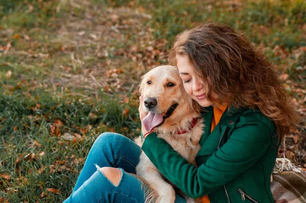 Счастливая Женщина Отдыхает Своей Собакой Золотистой Ретривер Девушка Наслаждается Свежем — стоковое фото