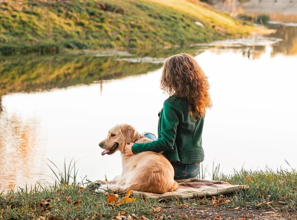 Счастливая Женщина Вместе Золотой Собакой Ретривером Парке Открытом Воздухе Молодая — стоковое фото