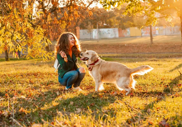 Heureuse Femme Sportive Repose Avec Son Chien Golden Retriever Athlète — Photo