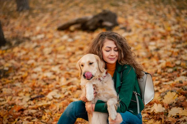 Krullende Blanke Vrouw Portret Knuffelend Met Haar Golden Retriever Hond — Stockfoto