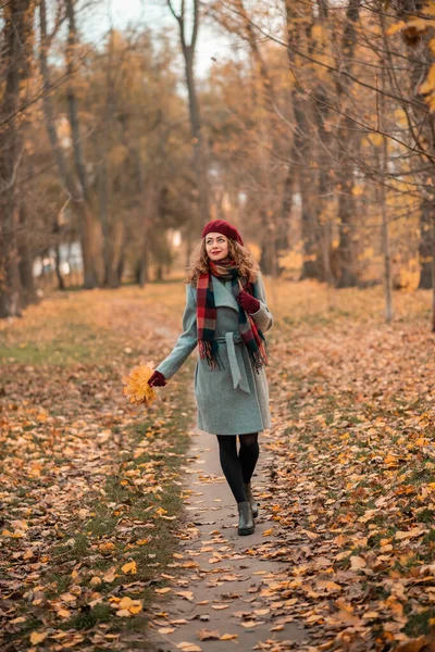Dziewczyna Bajecznym Tle Parku Pomarańczowymi Jesiennymi Liśćmi Rękach Spacerujących Drodze — Zdjęcie stockowe