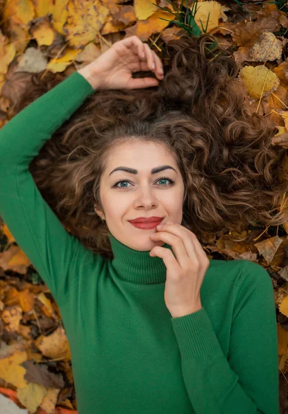 Fille Mignonne Bouclée Avec Les Yeux Ouverts Couché Dans Les — Photo