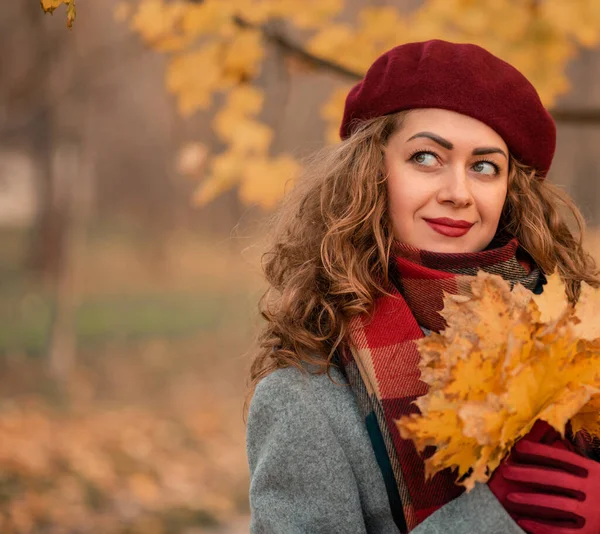 Portret van mooi meisje op de achtergrond geel bladeren — Stockfoto