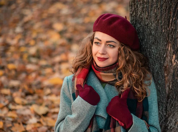 Dreamy beautiful girl with natural cutly hair on autumn background with colorful leaves. — Stock Photo, Image