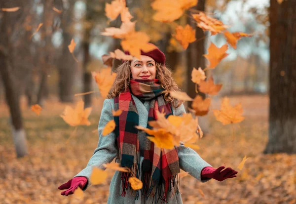 Marzycielska piękna dziewczyna z naturalnych słodkich włosów na jesiennym tle z kolorowymi liśćmi. — Zdjęcie stockowe