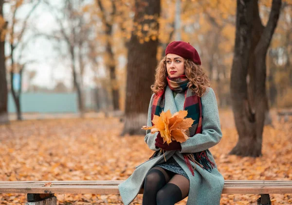 Portret pięknej dziewczyny chodzącej na tle żółtych liści — Zdjęcie stockowe