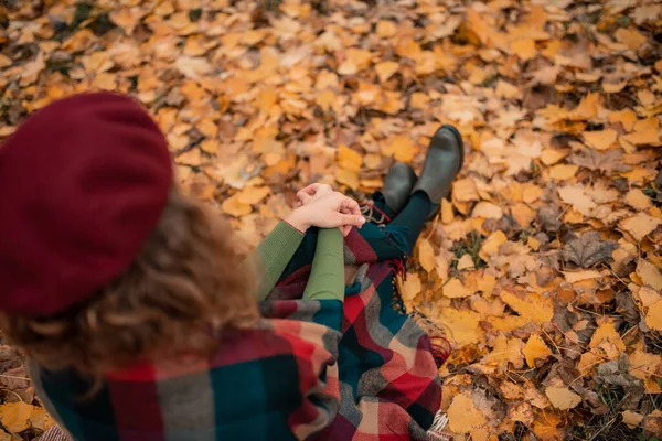 Piękna dziewczyna zbliżenie na jesienne liście pokryte szalikiem — Zdjęcie stockowe
