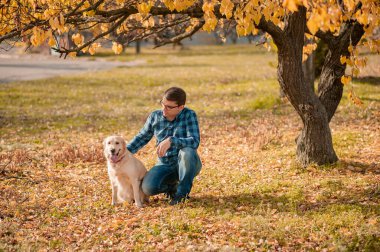 Sarı yapraklar üzerinde köpeği iyi eğitmişsin..
