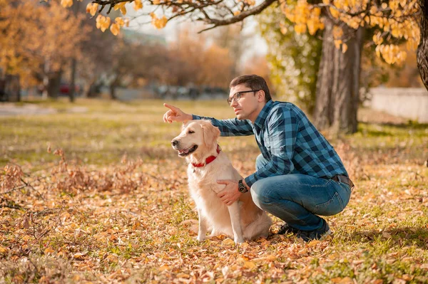 Golden retriever chien assis avec propriétaire à l'extérieur — Photo